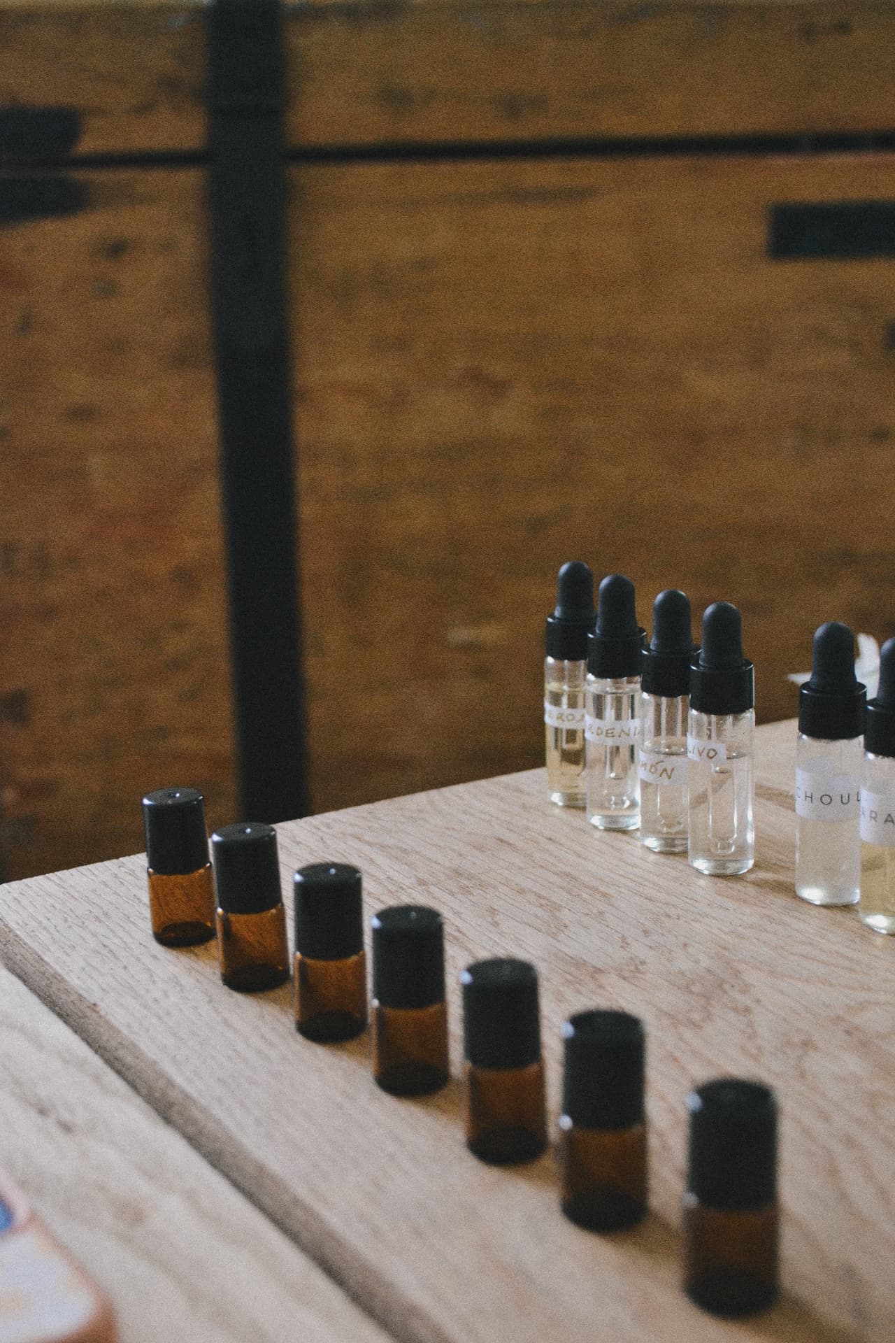 Botánicos secos, madera de oud y pétalos sobre lino