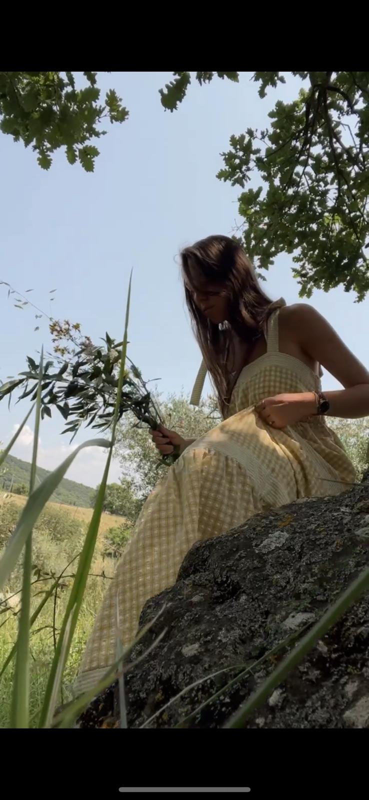 Flavia Büngers Musicco examina una esencia en el atelier